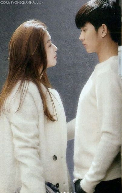 Kim Soo Hyun and Jun Ji Hyun in the series ''My love from the stars'' Jun Ji Hyun Fashion, My Love From The Star, Jun Ji Hyun, Ji Hyun, Soo Hyun, Kim Soo Hyun, Muslim Women, The Star, Korean Actors