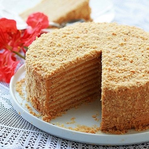 Russian Honey Cake Honey Cake Recipe Easy, Russian Honey Cake, Honey Cake Recipe, Russian Cakes, Torte Recipe, Kolaci I Torte, Torte Cake, Cake Baking Recipes, Honey Cake