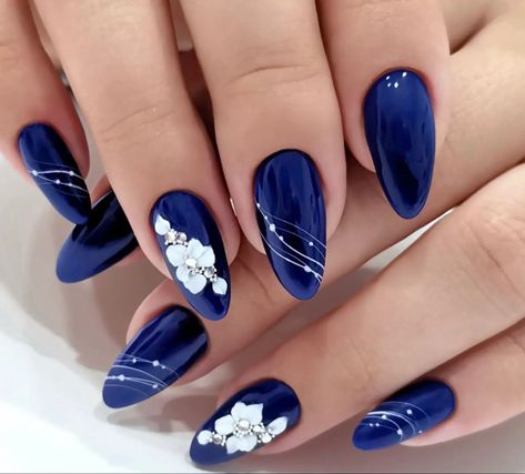 Fancy Blue Nail Designs, Elegant Blue Nail Designs, Blue Gold Nail Art, Blue Nail Art Short Nails, Purple Nails Designs Spring, Blue Elegant Nails, Navy Blue And White Nails, Blue Floral Nails, Nails Navy