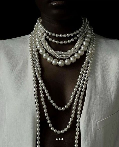 Wearing Pearls, Jewelry Lookbook, Jewelry Photography, Fabulous Jewelry, Dream Jewelry, Jewelry Inspo, Stylish Jewelry, Mode Inspiration, Pearl Jewelry