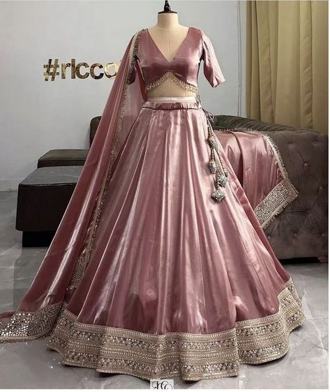 Lengha Pattern Design, Lehnga Designs For Women, Indian Shadi Dresses, Lehanga Designs For Engagement, Traditional Blouse Designs For Lehenga, Lehnga Inspo Aesthetic, Kali Lengha Design, Lehnga Outfits Indian Fashion, Lehenga Designs Ideas