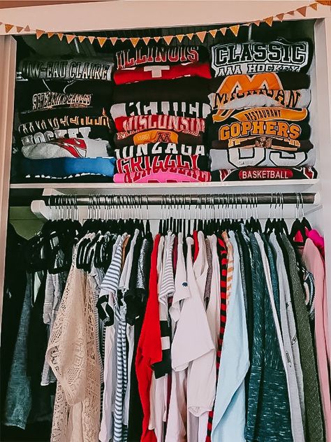 Girls Closet Organization, Hoodies For Teens, School Outfits For College, Wardrobe Organisation, College Apartment Decor, Apartment Organization, Girl Closet, Teen Room Decor, Selling Clothes