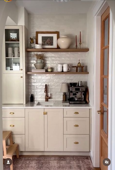 Coffee Nook Aesthetic, Kitchen Color Ideas, Cottage House Interior, Minimal Kitchen Design, Coin Café, Coffee Bars In Kitchen, Coffee Nook, Home Coffee Bar, Coffee Bar Home