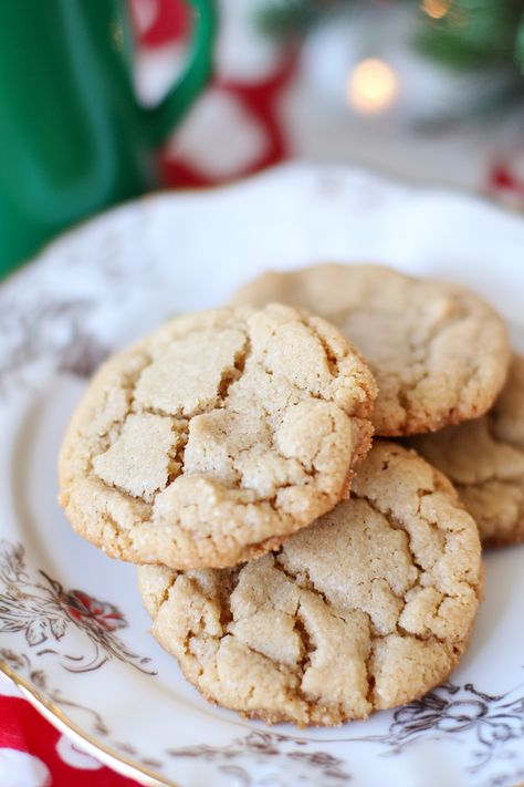 Who says you need butter for delicious cookies? These 25 dairy-free cookie recipes use simple swaps like coconut oil and plant-based milk to create amazing flavors.  Get ready to bake up chocolate chip, peanut butter, and even gingerbread cookies without the dairy! Cookie Recipes No Butter, Butter Free Cookies, Dairy Free Butter, Dairy Free Cookie Recipe, Ultimate Cookie Recipe, Dairy Free White Chocolate, Chocolate Chip Walnut Cookies, Dairy Free Pasta, Dairy Free Cookies