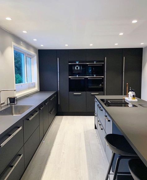 Acrylic Kitchen Cabinets Modern, Black Gloss Kitchen, Acrylic Kitchen Cabinets, Black And Grey Kitchen, Kitchen Colour Combination, Modern Black Kitchen, Kitchen Cabinets Pictures, Modern Contemporary Kitchen, Gloss Kitchen