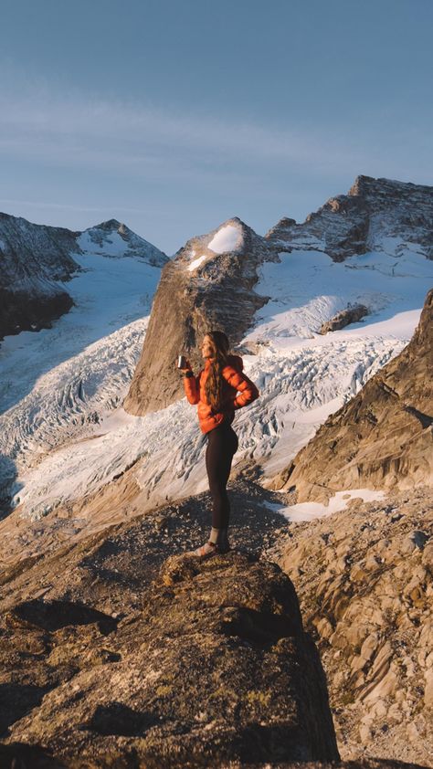 Hiker Aesthetic Outfit, Outdoor Asethic, Adventure Girl Aesthetic, Hiking Girl Aesthetic, Hiker Girl Aesthetic, Mountain Girl Aesthetic, Hiker Aesthetic, Hiking Outfits Summer, Backpacking Aesthetic