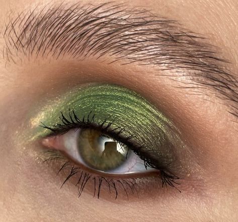 Eyeshadow For Ginger Hair, Green Eyeshadow On Green Eyes, Earthy Eyeshadow Looks, Make Up Vert, Brown And Green Makeup, Make Up Ideas For Green Eyes, Earth Tone Makeup, Dark Green Makeup, Green Eyeshadow Makeup