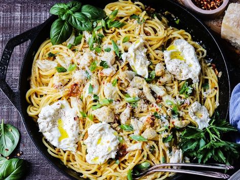 Spicy Pasta and Crab Carbonara with Burrata is an irresistible twist on the Italian classic comfort food that comes together in 30 minutes! Burrata Pasta, Burrata Recipe, Bacon Dinner, Crab Pasta, Carbonara Sauce, Spicy Pasta, Pasta Noodle Recipe, Italian Pasta Recipes, Carbonara Recipe