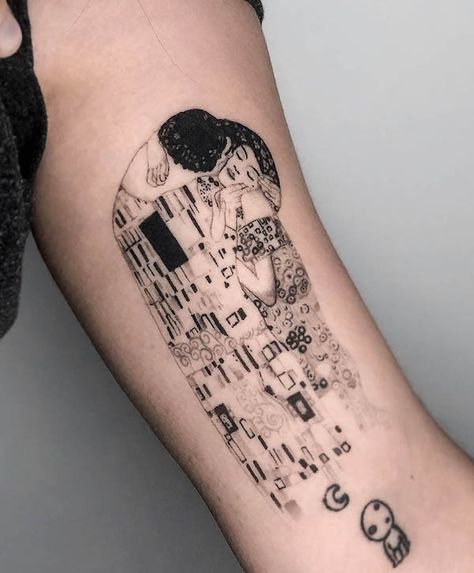 Monet Tattoo, Gustav Klimt Tattoo, Klimt Tattoo, Art Inspired Tattoos, Kiss Tattoos, Famous Tattoo Artists, History Tattoos, Bicep Tattoo, Painting Tattoo