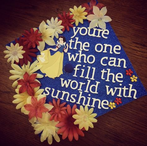 Snow White Graduation Cap #snowwhite #disneygraduation #snowwhitegraduation #mastersdegree #flowergraduationcaps Snow White Graduation Cap, White Graduation Cap, Disney Graduation Cap, Diy College, Disney Graduation, Grad Hat, Grad Cap Designs, Diy Graduation Cap, Diy Graduation