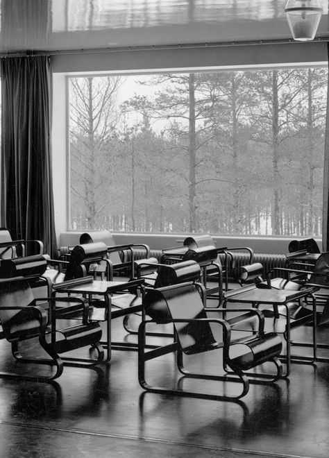 Paimio Chairs (1932) in Paimio Sanatorium by Alvar Aalto 1929-19 Paimio Chair, Alvar Aalto Furniture, Eames Institute, Alvar Aalto Architecture, Bauhaus Lounge Chair, Paimio Sanatorium, Alvar Alto, Mies Van Der Rohe Tugendhat House, Bauhaus School