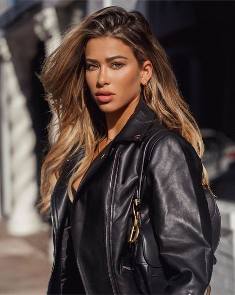 Cindy Prado Hair, Cindy Prado Outfits, Cindy Prado Style, 2000s Makeup Looks, Hair Contouring, Gigi Style, Leather Jacket Girl, Caramel Hair, Brown Hair Balayage