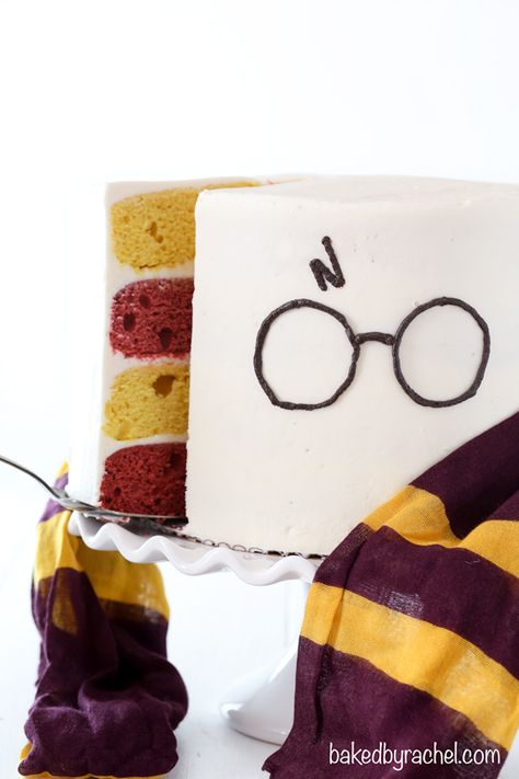 Harry Potter cake idea for birthday party. Harry with glasses and lightning scar, gryffindor scarf and magenta yellow layer cake recipe Fluffy Vanilla Buttercream, Gateau Harry Potter, Harry Potter Theme Birthday, Cake Beautiful, 17 Birthday Cake, Harry Potter Birthday Cake, Harry Potter Bday, Harry Potter Theme Party, Harry Potter Food