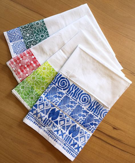 Painting On Napkins, Block Printing Tea Towels, Hand Painted Napkins, Painted Napkins, Painted Quilts, Clothes Painting, Diy Tie Dye Techniques, Tea Towels Diy, Kids Stamps