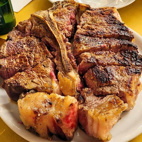 10 Juicy Florentine Steaks to Try in Florence – A Meat Lovers Guide with Addresses Steak Florentine Recipe, Chianina Cattle, Steak Florentine, Florentine Steak, Easy Oven Recipes, Florentine Recipe, Tuscan Recipes, Grilled Potatoes, Easy Oven