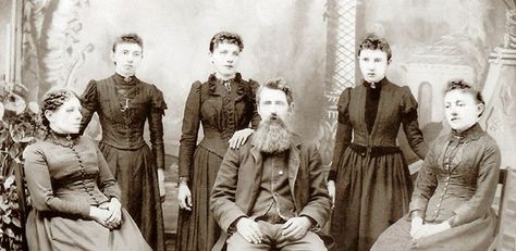 The Ingalls Family L-R: Caroline, Grace, Laura, Charles, Carrie and Mary - 1870s Looks like the real Charles Ingalls was famous for his curly locks, too—only not on top of his head! Pa Ingalls, Melissa Sue Anderson, Ingalls Family, History Pics, Books Series, Little House On The Prairie, Laura Ingalls Wilder, Historical People, American Legend