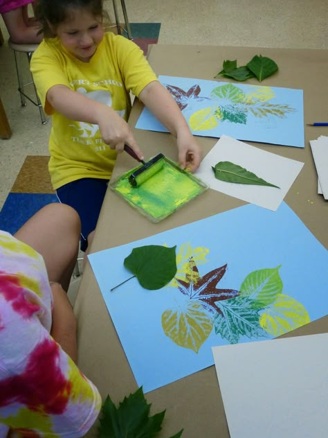 Naturaleza. Con hojas recogidas en el exterior del aula, los niños las pintarán por encima y luego las pondrás sobre su papel. Leaf Print Art, Leaf Printing, Mono Printing, Classe D'art, Bird Branch, Tree Study, Fall Art Projects, Art Camp, Autumn Crafts