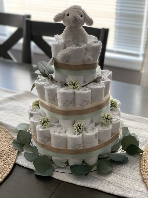 Neutral Diaper Cake Ideas, Small Diaper Cakes, Pamper Cake, Baby Bouquet, Diaper Gifts, Idee Babyshower, Baby Shower Baskets, Nappy Cake, Baby Shower Deco