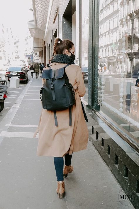 Backpack Outfits Women Work, Parisian Backpack, Backpack Work Outfit, Backpack Outfits Women, Parisian Chic Style Minimal Classic, Backpack Outfits, Parisian Chic Style Winter, Parisian Style Winter, Style In Paris