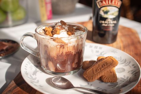 Biscoff Drink, Baileys Hot Chocolate, Irish Cream Liqueur, Hot Chocolate Recipes, Coffee Creamer, Irish Cream, New Trend, Hot Drinks, Mixed Drinks