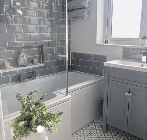 Grey Metro Tiles Bathroom, Small Bathroom With Tub, Makeover Kamar Mandi, Bungalow Bathroom, Small Bathroom Inspiration, Beautiful Bathtubs, Bathroom With Tub, Shower Over Bath, Small Bathroom Layout