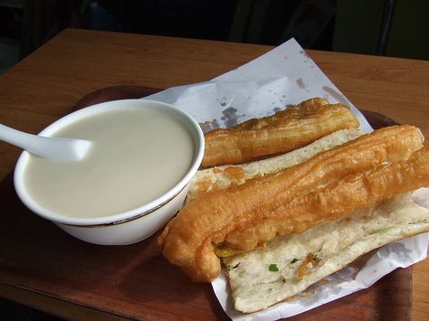 Taiwan breakfast (soy milk and baked bread) Taiwan Breakfast, Cheesy Bread Sticks, Taiwanese Breakfast, Avocado Dip Recipe, Netherlands Food, Breakfast Around The World, Pakistan Food, Taipei Travel, Cheesy Breadsticks