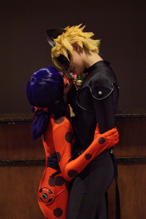 Uptown Otaku Ladybug and Chat Noir. Kiss❤️ Ladybug And Cat Noir Costume, Uptown Cosplay, Cat Noir Cosplay, Miraculous Cosplay, Ladybug Cosplay, Ladybug And Chat Noir, Boyfriend Scenarios, Couples Cosplay, Couple Cosplay