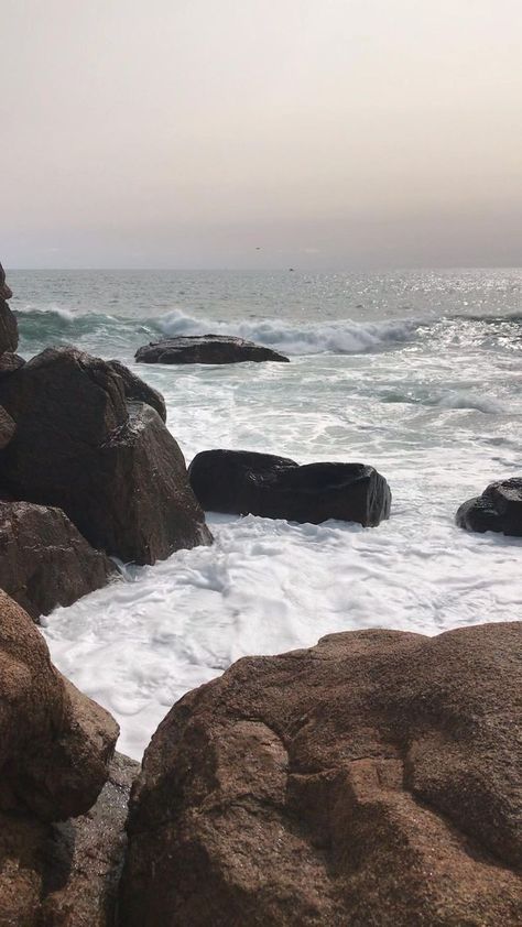 Calming Ocean Video, Ocean Videos Waves, Beach Rocks Photography, Waves Crashing On Beach, The Sea Video, Beach Sound, Waves Crashing On Rocks, Photography Sky Clouds, Ocean Videos