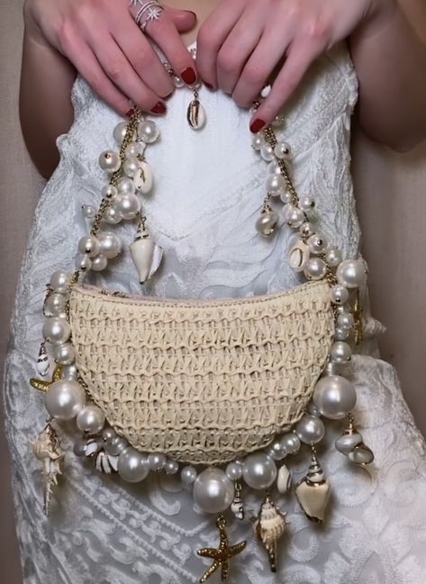 Unique Bags Design, Handcrafted Handbags, Hand Beaded Bag, Fancy Accessories, Beachy Outfits, Diy Bag Designs, Pearl Bag, Beaded Bag, Luxury Purses