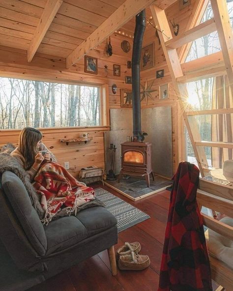 Cabins In The Woods Interior, Mini Cabin Ideas, Small Wood Cabin, Mini Chalet, Alaska Cabin, One Room Cabin, Coastal Cabin, Cabin Loft, Ecological House