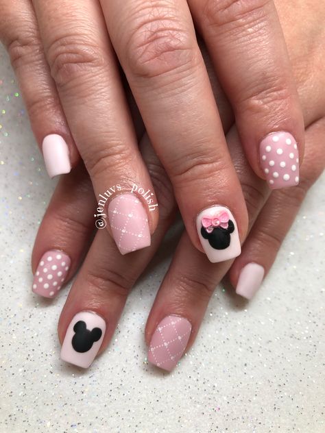 Pink Disney Nails Pink Disney Nails, Simple Disney Nails, Pink Bling Nails, Birthday Nail Art, Disneyland Nails, Disney Nail Designs, Disney Inspired Nails, Minnie Mouse Nails, Disney Acrylic Nails