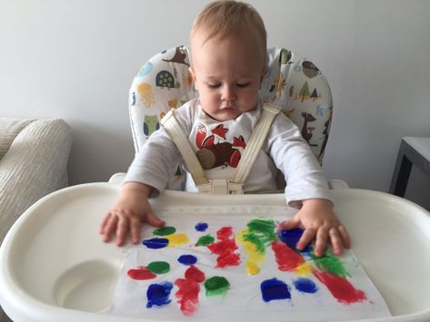 A safe and mess free way of doing baby finger painting. Perfect for babies who are doing tummy time or older babies who can sit in a highchair. Highchair Activities, Baby Finger Paint, Finger Paint Art, Grumpy Baby, Tummy Time Activities, Basic Painting, Baby Finger, Baby Learning Activities, Do Baby