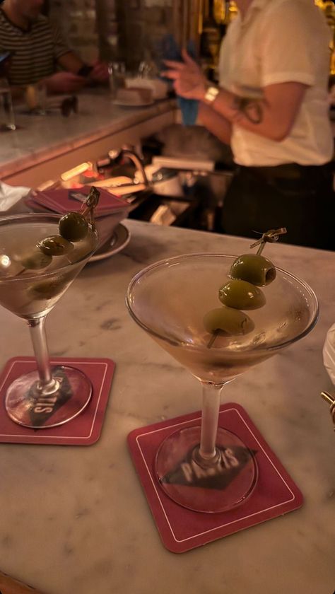 Classy Cocktail Aesthetic, Wine Night Aesthetic, Nyc Cocktails, Travel Instagram Ideas, Party Night Club Aesthetic, Jazz Bar, Feed Insta, Cocktail Night, Fancy Drinks