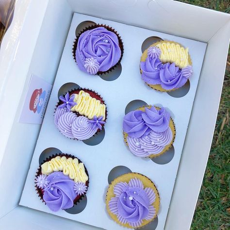 Purple And Yellow Cupcakes, Mum Cupcakes, Twins Graduation, Yellow Cupcakes, Purple Cupcakes, Cake Decorating Icing, Cupcake Decoration, Purple And Yellow, Yellow Cream