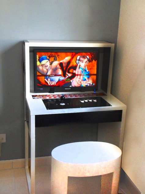 Light arcade cabinet using the MICKE desk by SIN Tchan Retropie Arcade, Video Game Cabinet, Arcade Cabinet Plans, Arcade Bartop, Diy Arcade Cabinet, Ikea Micke, Micke Desk, Arcade Table, Arcade Stick