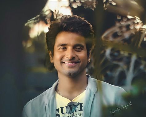 Remo Movie Sivakarthikeyan Images, Remo Sivakarthikeyan, Remo Movie, Aesthetic Ig Highlights Cover Black, Siva Karthikeyan, Sivakarthikeyan Wallpapers, Best Love Pics, Famous Indian Actors, Movie Kisses