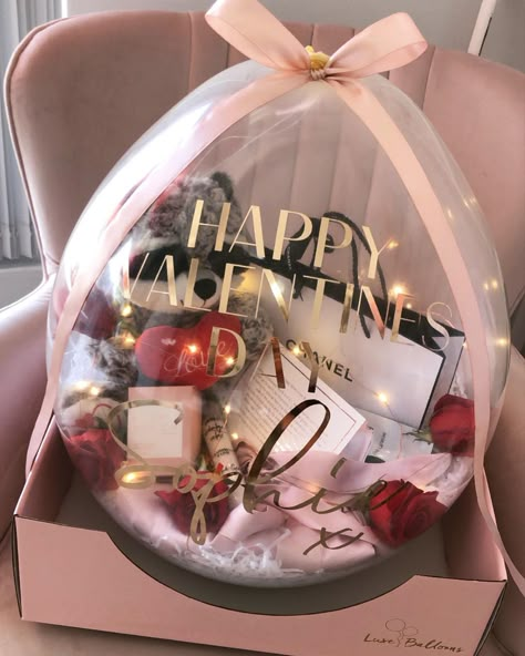 Gift Business Ideas, Boyfriend Basket, Valentines Gift For Boyfriend Baskets, Gift Balloon, Bobo Balloons, Stuffed Balloons, Balloon Gifts, Balloon Business, Balloons Ideas