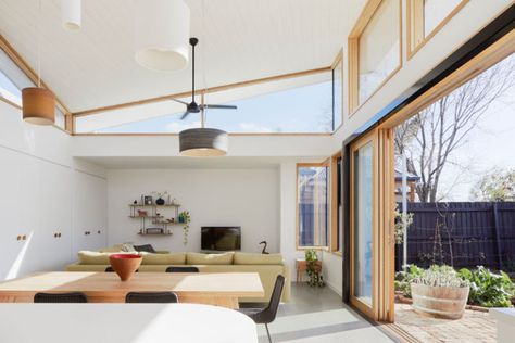 This sculptural roof sits over the extension and twists symmetrically around a central ridge. Clerestory windows follow the roof line allow sunlight to enter the interior from all sides. #ModernHouseExtension #Windows #Architecture High Roof Ceiling Design, Ideas Terraza, Skillion Roof, Corner Window, Clerestory Windows, Solar House, House Roof, Australian Homes, House Extensions