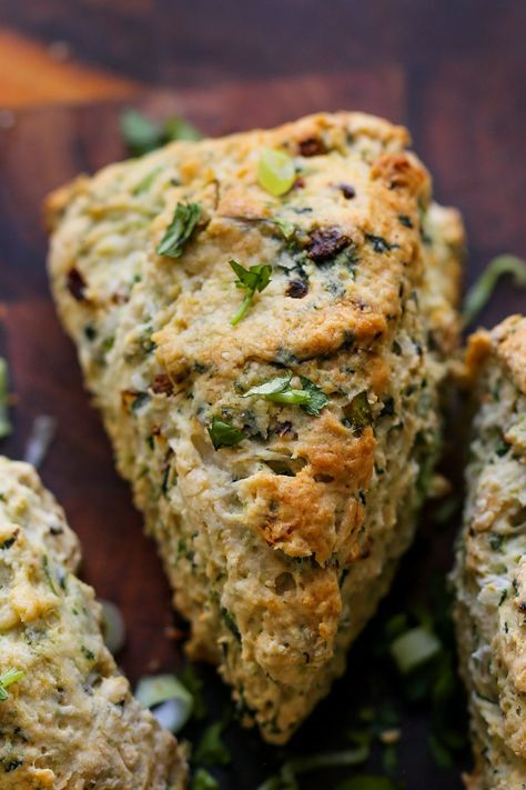 vegan savory scones on a serving tray Vegan Savory Cookies, Vegan Breakfast Snacks, Savory Tea Food, Savory Vegetarian Breakfast, Spinach Cookies, Scones Savory, Cinnamon Scones Recipe, Breakfast Savory, Banana Scones