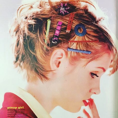 Short Quirky Hair, Barettes Hairstyles Short Hair, Fun Hair Clips, Hair Clips Short Hair, Quirky Hair, Y2k Magazine, Clip Hairstyles, 90s Hairstyles, Funky Hairstyles