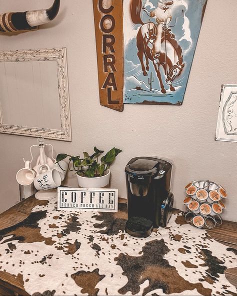 Country Apartment Ideas, Western Boho Apartment, Modern Western Kitchen Decor, Apartment Decorating Western, Western Apartment Kitchen Ideas, Boho Western Classroom, Western Coffee Bar Ideas, Rodeo Home Decor, Western Apartment Ideas