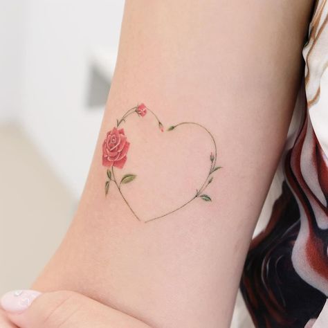 Simple Heart Wrist Tattoo, Carnation Heart Tattoo, Fancy Heart Tattoo, Heart With Roses Tattoo, Floral Heart Tattoo Design, Amazing Tattoos For Women, Tnt Tattoo, Floral Heart Tattoo, Heart Tattoos For Women