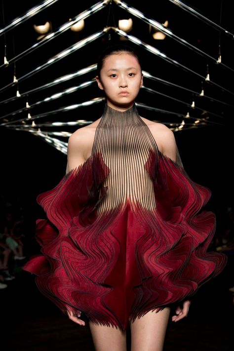 Editorial | Shift Souls | Collections | Iris van Herpen Conceptual Fashion, Iris Van Herpen, Futuristic Fashion, Creation Couture, Fall 2018, Mode Inspiration, Couture Collection, Couture Dresses, Couture Fashion