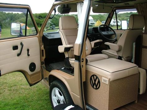 This interior looks brand new thanks to a nice upholstery job. The Samba user, kevtherev, posted the interior pics of his van. The headrests have been mad T25 Interior, Vw T3 Tuning, T3 Interior, Volkswagen Westfalia Campers, Vw T3 Camper, Vw Transporter Camper, Vw T3 Doka, Vw Bus T3, Vw Bus Interior