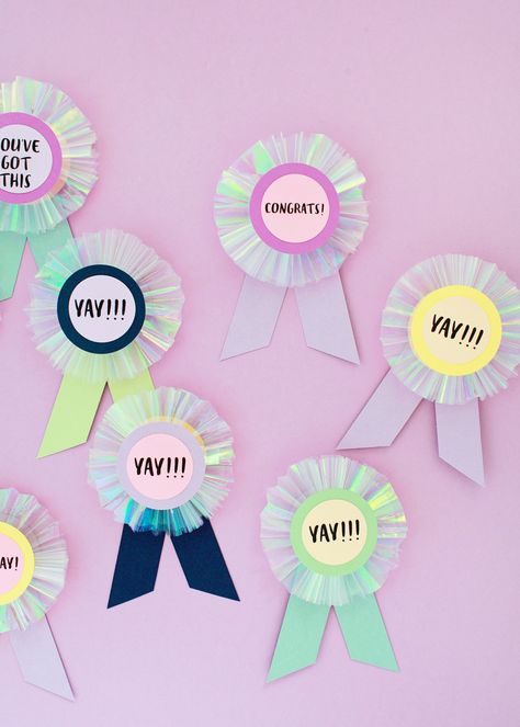 Celebrate a graduation, new home, or new job with this adorable DIY from Oh so Beautiful Paper! All you need is a few products to learn how to make this fun paper gift idea. Free printable included. Paper Card Ideas, Easy Greeting Cards, Badges Diy, Award Ribbons, Paper Decorations Diy, Paper Craft Ideas, Diy Tattoo, Crafty Kids, Beautiful Paper