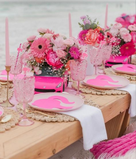 Barbie Party Tablescape, Barbie Theme Picnic, Barbie Party Table Setting, Malibu Barbie Tablescape, Barbie Tablescape, Barbie Luxury, Barbie Centerpiece, Barbie Beach Birthday Party Decorations, Barbie Brunch