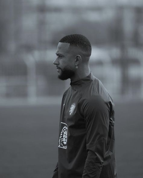 Depay Memphis, Fade Beard, Memphis Depay, Eminem Rap, Beard Fade, Football Players Images, Soccer Outfit, Football Illustration, Gym Aesthetic