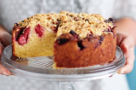 You can't beat an old-fashioned dessert, like this delicious crumb cake, starring tender apple and sweet strawberries. Strawberry Crumble Cake Recipe, Strawberry Crumble Cake, Berry Crumble Cake, Crumble Cake Recipe, Apple Crumble Cake, Strawberry Crumble, Berry Crumble, 50th Cake, Crumble Cake