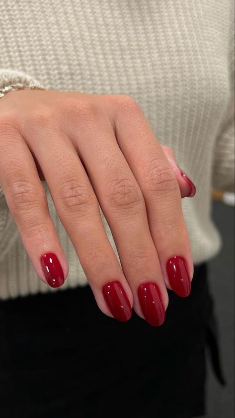 Nails For Red Dress, Classic Red Nails, Fall Nude Nails, Engagement Nails, Autumn Looks, Red Gel Nails, Kutek Disney, Nail Goals, Wine Nails