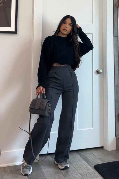 Outfit Ideas To Look Classy, Women’s Streetwear Outfit, Streetwear Fashion Summer 2024, Business Casual Outfits 90s, Vintage Business Woman, 90s Fashion Office, Casual Meal Outfit, How To Style Slacks, Winter Work Outfits For Women Casual